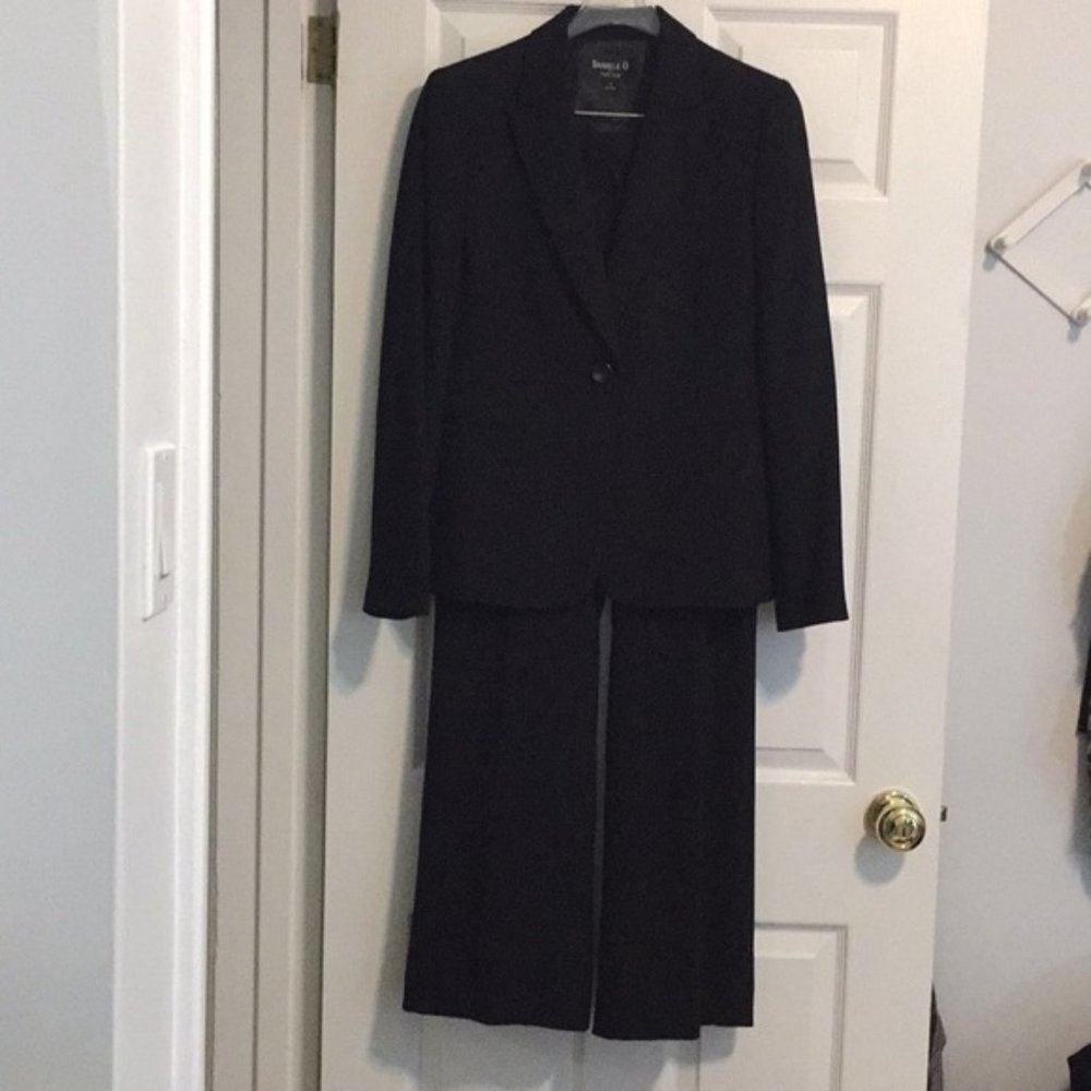 DanieleO by Tahari Levine Black Suit